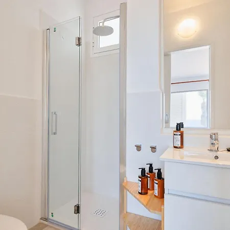 Bright Oceanfront Bungalow, Views, Garden, Coastal *