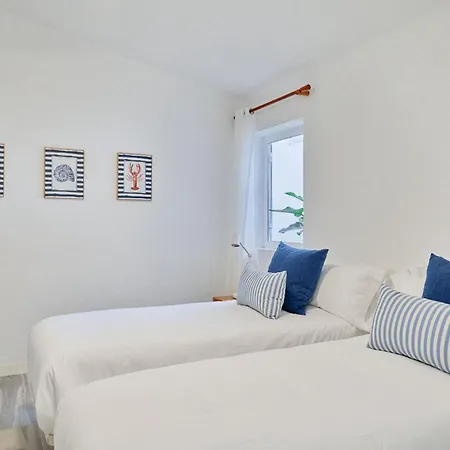 Bright Oceanfront Bungalow, Views, Garden, Coastal Casa vacanze