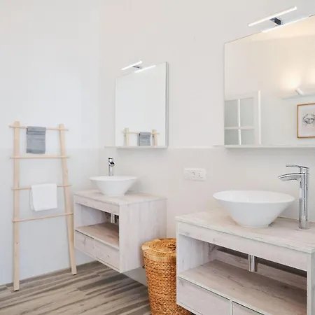 Semesterbostad Bright Oceanfront Bungalow, Views, Garden, Coastal *