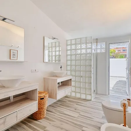 Bright Oceanfront Bungalow, Views, Garden, Coastal Semesterbostad