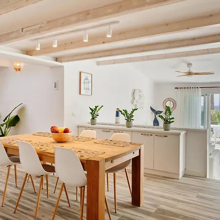 Bright Oceanfront Bungalow, Views, Garden, Coastal Casa vacanze