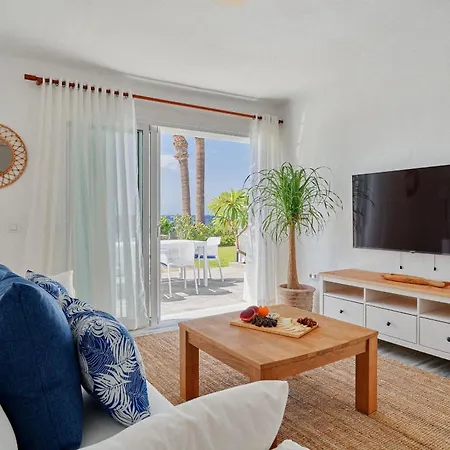 Bright Oceanfront Bungalow, Views, Garden, Coastal