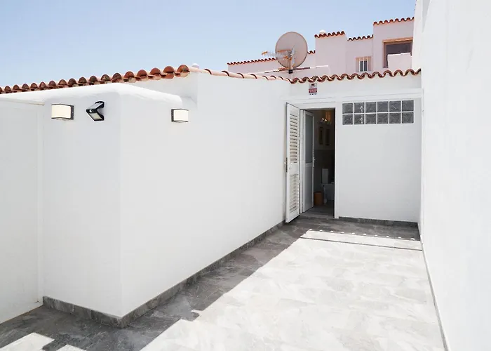 Bright Oceanfront Bungalow, Views, Garden, Coastal 펜션 *