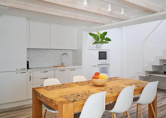 Bright Oceanfront Bungalow, Views, Garden, Coastal 펜션 *