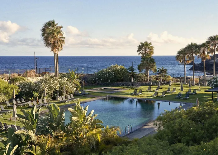 Bright Oceanfront Bungalow, Views, Garden, Coastal 펜션 *