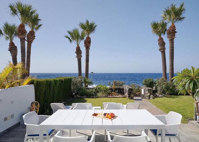 Bright Oceanfront Bungalow, Views, Garden, Coastal 펜션