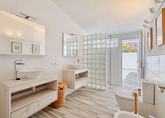 Bright Oceanfront Bungalow, Views, Garden, Coastal 펜션