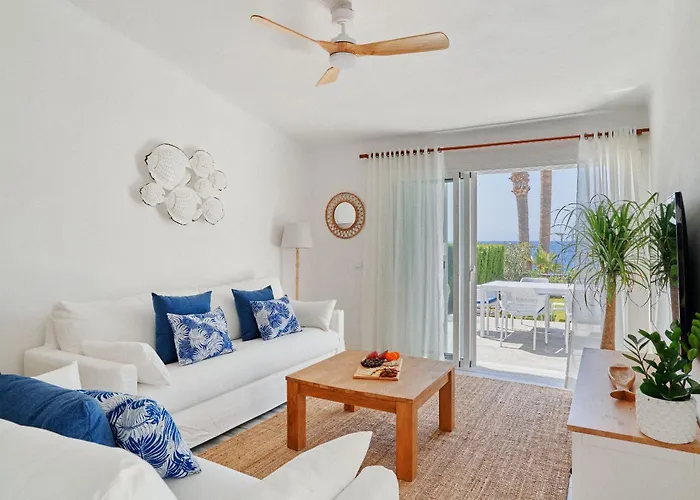 Bright Oceanfront Bungalow, Views, Garden, Coastal 펜션 산미겔데아보나