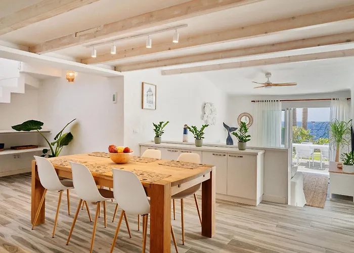 Bright Oceanfront Bungalow, Views, Garden, Coastal 펜션