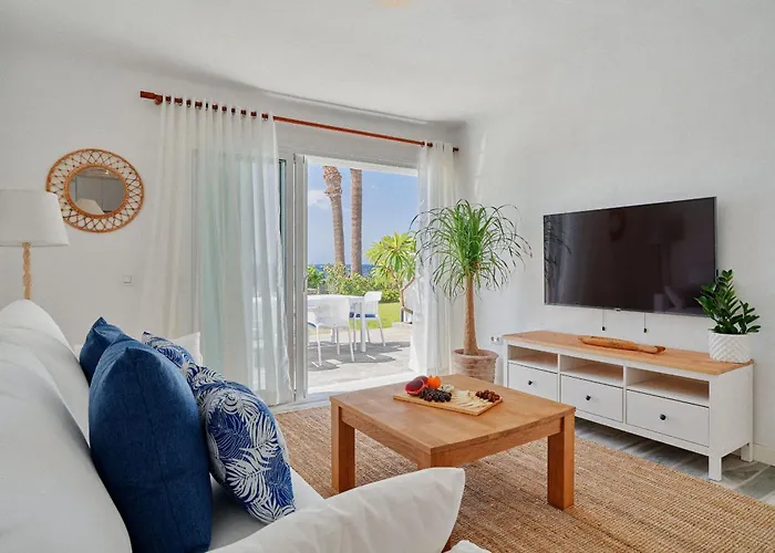 Bright Oceanfront Bungalow, Views, Garden, Coastal