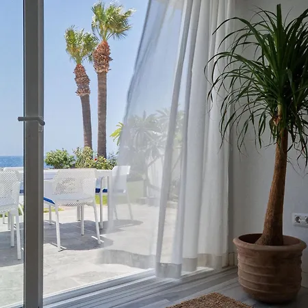 Nyaraló Bright Oceanfront Bungalow, Views, Garden, Coastal